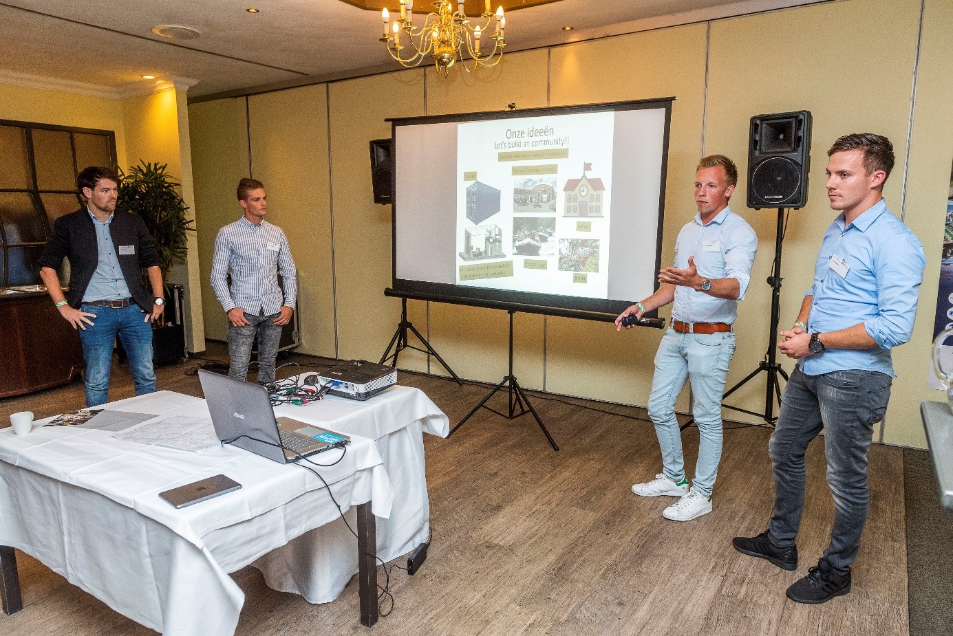 De BIM Studenten groep genaamd BIM Street Boys tijdens het presenteren van hun ideeën. 
